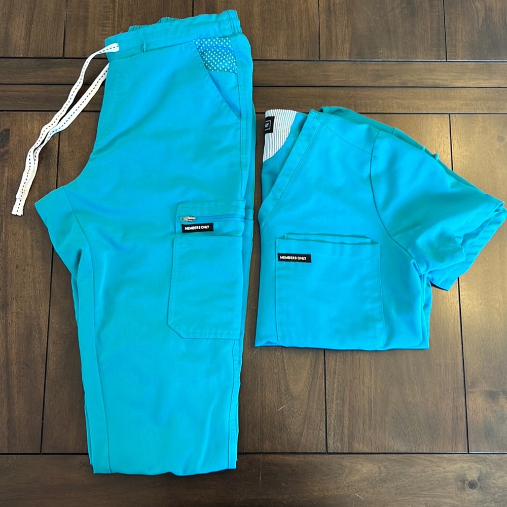 Members Only Scrub Set Size Small